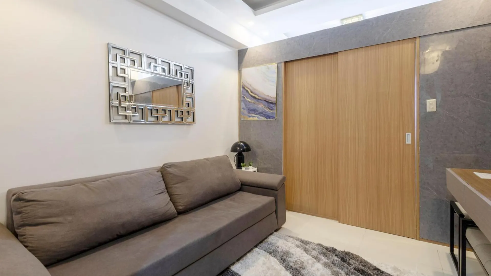 Aparthotel Lush Residences Makati Makati City